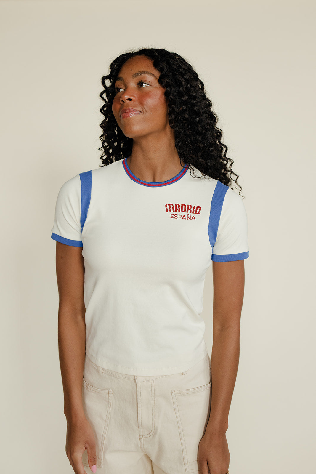 Woman wearing a graphic tee and white pants