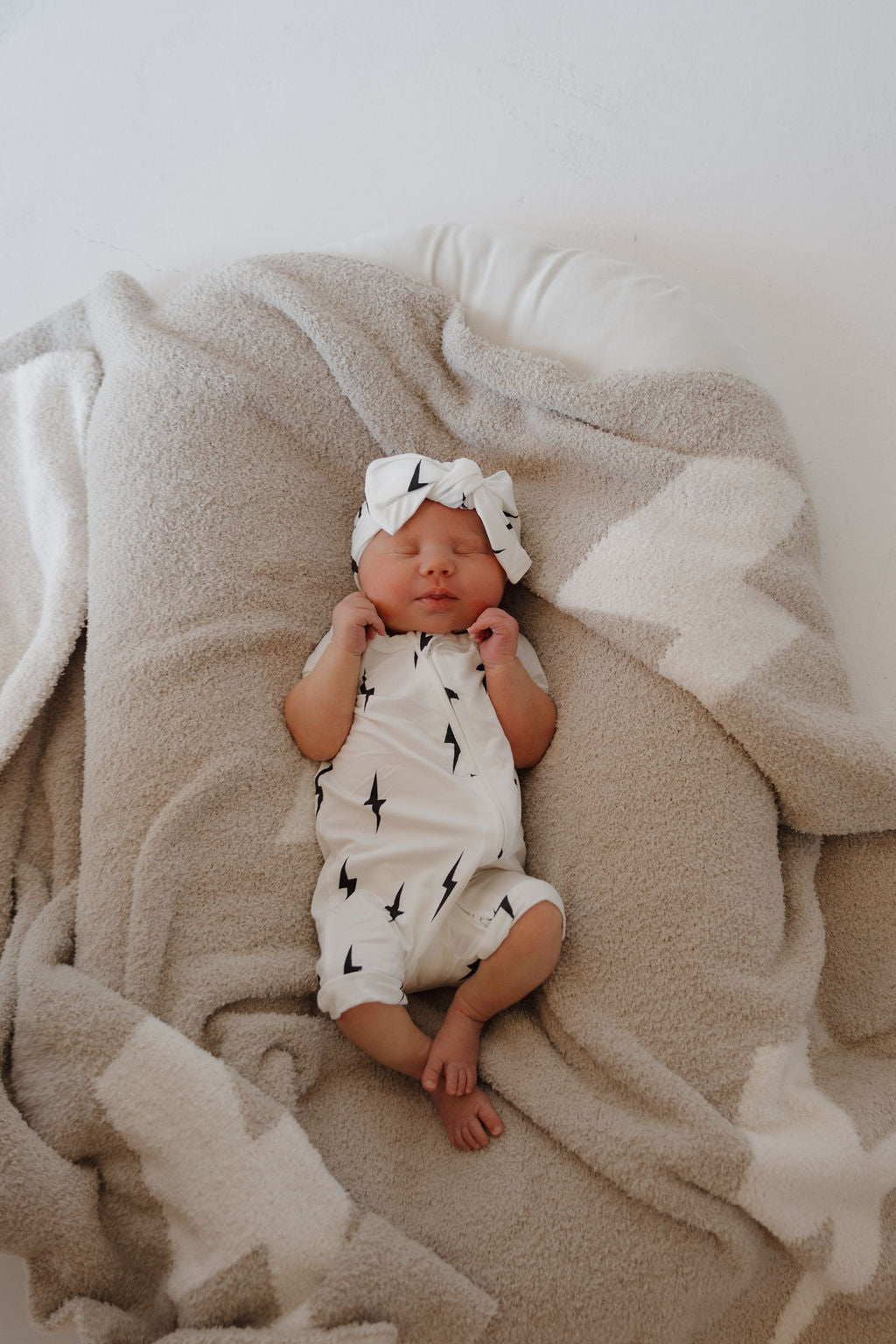 Shortie Bamboo Zip | White & Black Lightning Bolt