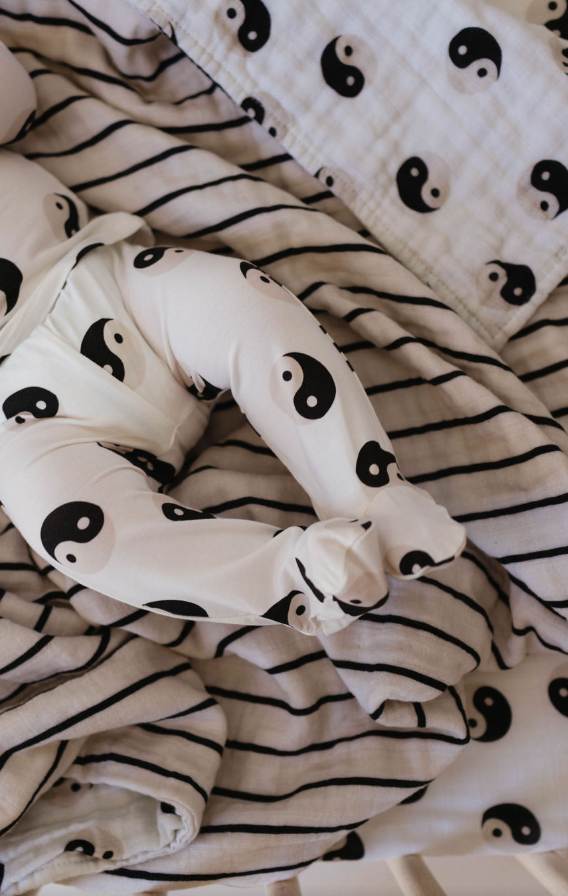 Black & White Yin Yang / Stripe | Reversible Muslin Quilt