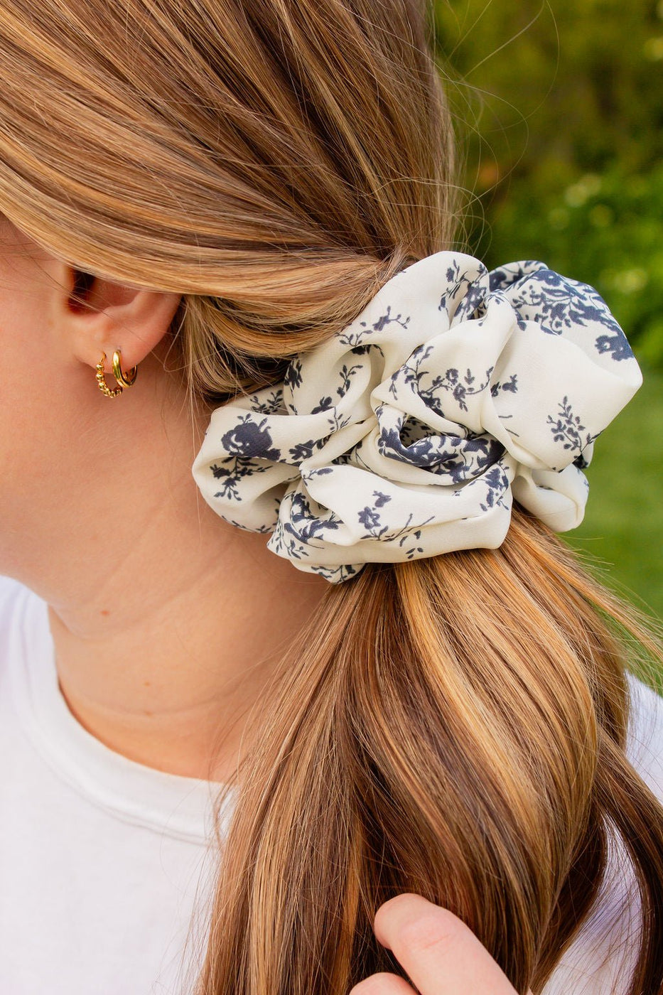 a woman with a white and blue bow in her hair