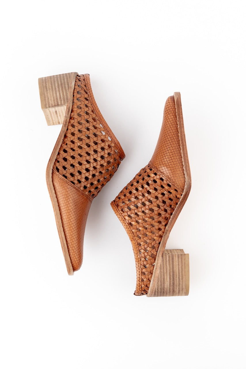 Dolce vita clearance sayer woven mules