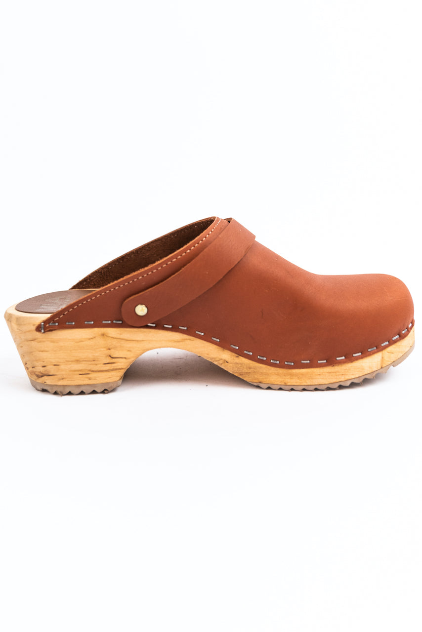 Tan wooden clogs | ROOLEE